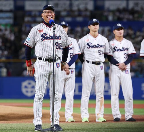 ヤクルト対広島　本拠地最終戦で、ファンにあいさつするヤクルト池山隆寛監督(撮影･野上伸悟)