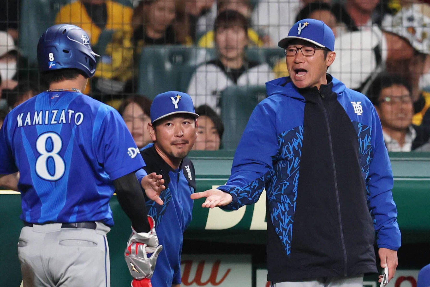 横浜DeNAベイスターズの相川亮二監督(右)