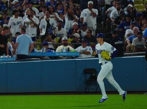 ドジャース対ブレーブス　8回表ドジャース7番手でマウンドに向かう佐々木朗希(撮影･垰建太)