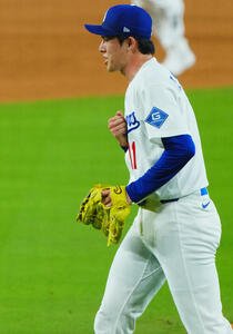ドジャース対ブレーブス　8回表ブレーブス1死満塁、アクーニャを遊ゴロ併殺でピンチをしのぎ胸をたたく佐々木朗希(撮影･垰建太)