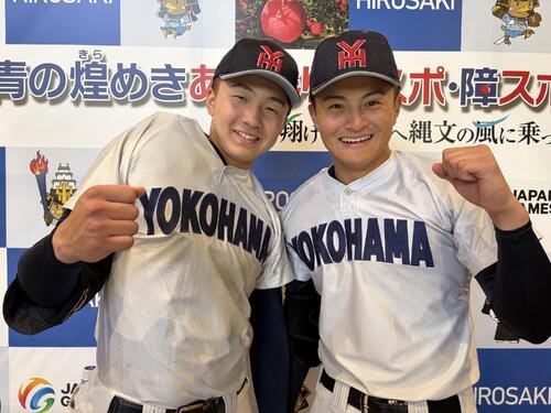 国民スポーツ大会　試合後、敗戦にもやり切った笑顔でガッツポーズを見せる横浜の池田聖摩(左)と林田滉生(撮影･保坂淑子)