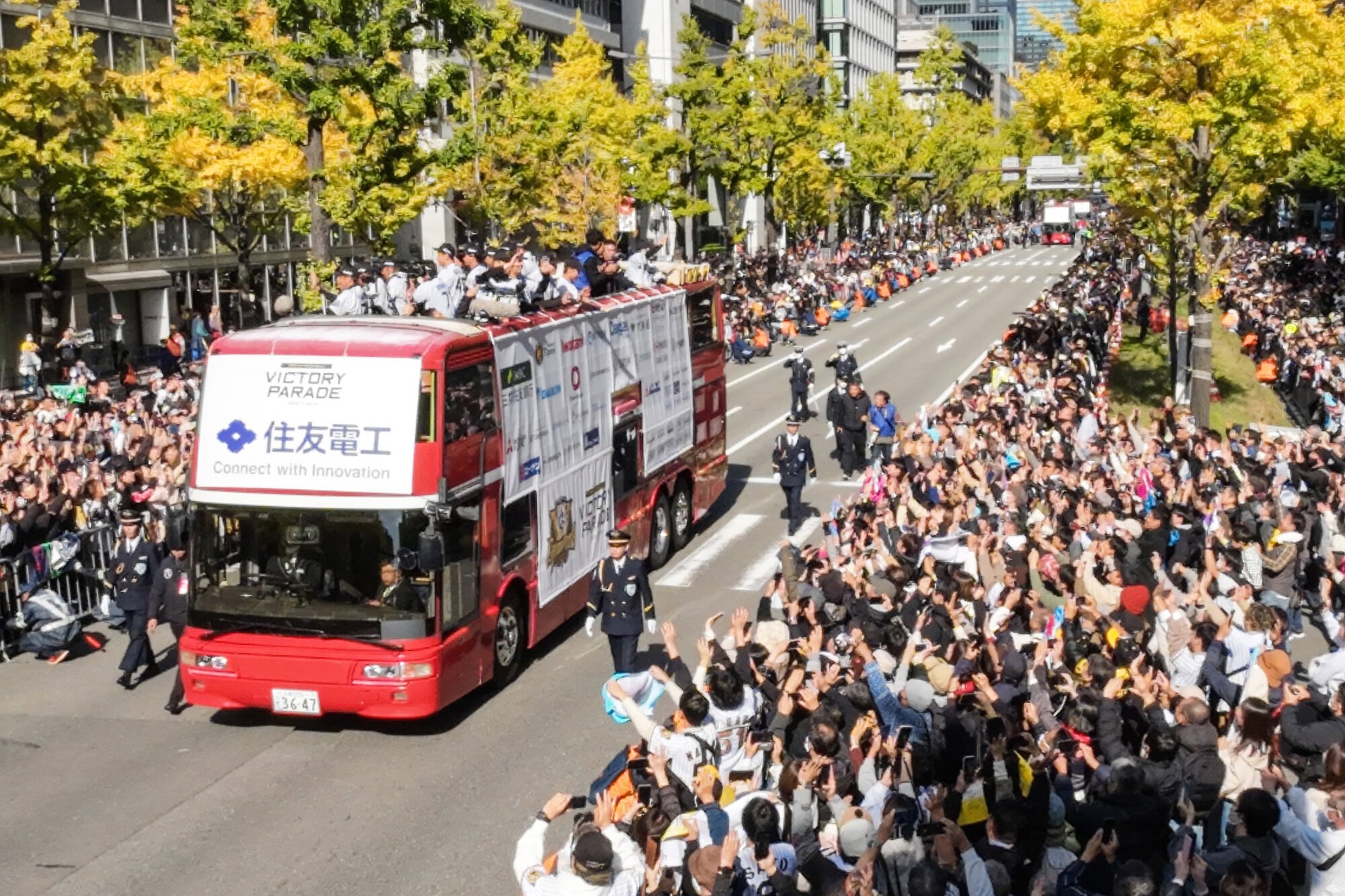 リーグ優勝を祝うパレードをする阪神の選手たち=2025年11月22日午前11時25分、大阪市中央区、小林一茂撮影