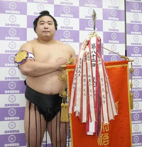 優勝した若元春は選士権章を腕に写真に納まる(撮影･小島史椰)