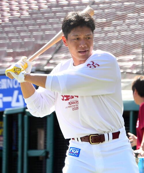2026年8月、右打席でティー打撃を行う楽天田中和基