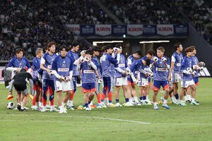 日本対ニュージーランド　試合前、ウオーミングアップに向かう日本代表の選手たち(撮影･宮地輝)