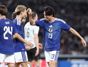 日本対ニュージーランド　後半、ゴールを決めた堂安律と喜ぶ中村敬斗(右)(撮影･宮地輝)