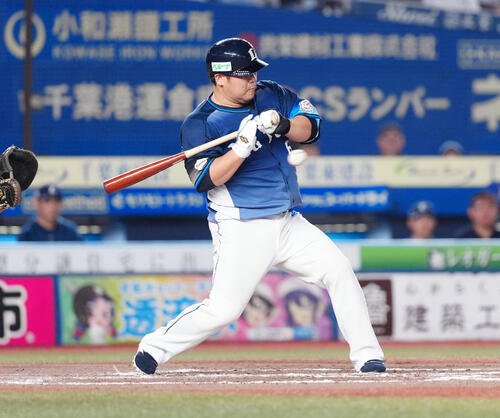 ロッテ対西武　8回表西武1死満塁、押し出し四球を選ぶ代打中村剛也(撮影･鈴木みどり)