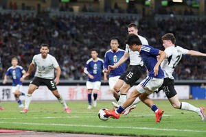 日本対ニュージーランド　後半、アシストとなるパスを出す中村敬斗(撮影･宮地輝)