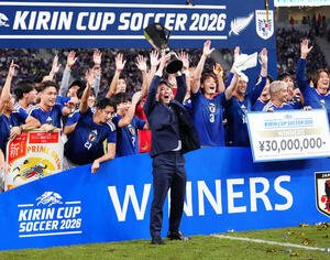 日本対ニュージーランド　表彰式後、キリン杯を掲げる森保一監督(手前)(撮影･江口和貴)