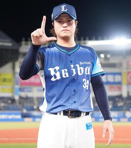 ロッテ対西武　ヒーローインタビューを終えポーズを決める西武甲斐野央(撮影･鈴木みどり)