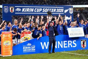 日本対ニュージーランド　表彰式でキリン杯を掲げる森保一監督(中央)(撮影･江口和貴)