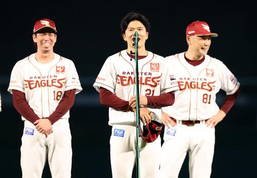 楽天対ソフトバンク　最終戦セレモニーであいさつにする楽天早川隆久(中央)(撮影･浅見桂子)