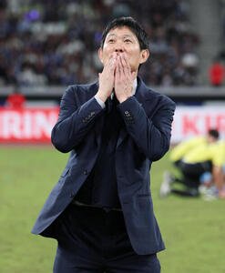 日本対ニュージーランド　国内ラストマッチを勝利で飾りスタンドに投げキッスする森保一監督(撮影･宮地輝)