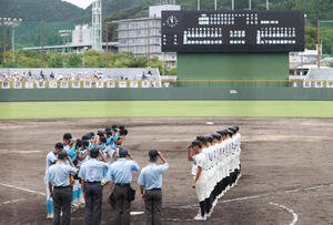 2025年9月、第79回国民スポーツ大会、山梨学院対尽誠学園　山梨学院(左)が勝利し、あいさつを交わす両チームの選手たち