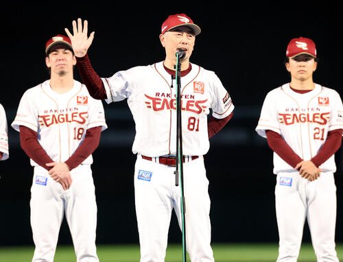 楽天対ソフトバンク　最終戦セレモニーであいさつする楽天吉井理人監督(中央)(撮影･浅見桂子)