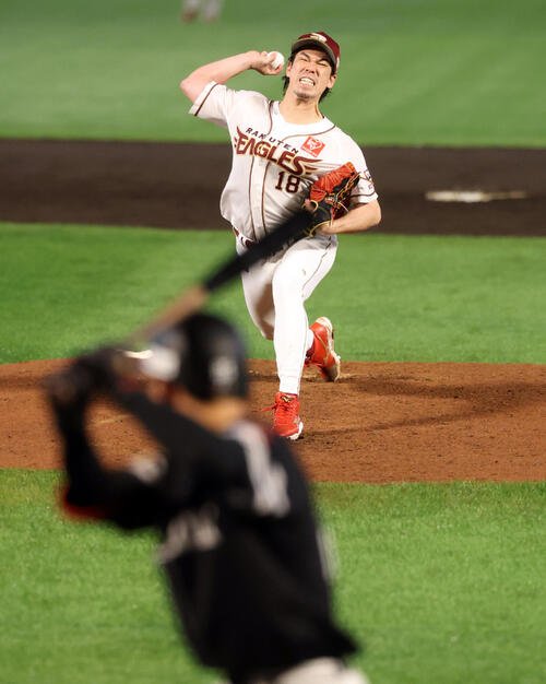 楽天対ソフトバンク　3回表ソフトバン無死、打者庄子雄大に投げ込む前田健太(撮影･浅見桂子)