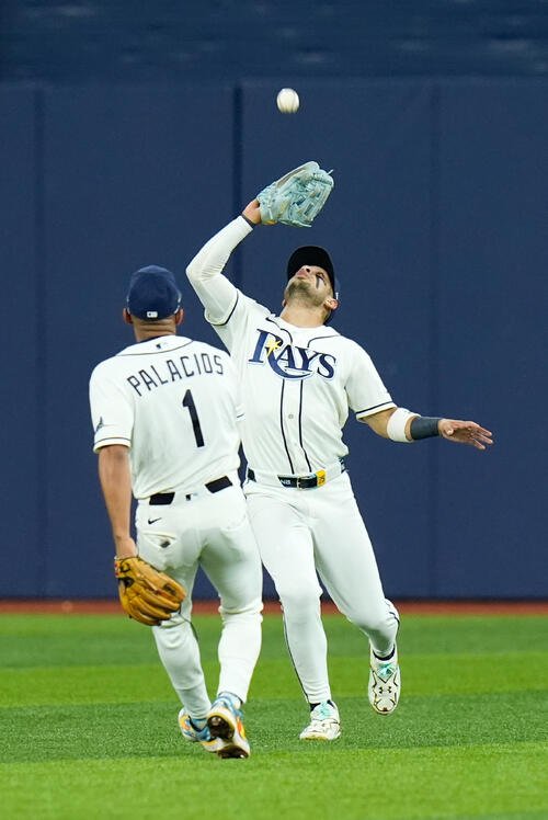 ヤンキース戦2回、レイズの右翼手メサがジョーンズの飛球をキャッチする(AP)