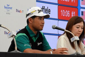 8日に始まるゴルフのベイカレント･クラシック･レクサスに向けて横浜カントリークラブで意気込みを語った松山英樹(左)。大勢のファンに見守られて練習を行った=6日、横浜市、遠田寛生撮影