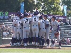 天理対花巻東　優勝を果たしマウンドで喜びを分かち合う花巻東ナイン(撮影･高橋香奈)