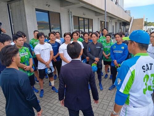 今季限りで廃部するセガサミーは日産自動車に破れて公式戦全日程を終了し、最後のミーティングを行った
