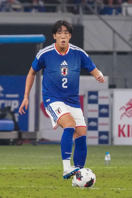 日本対ニュージーランド　前半、ボールをキープする中野就斗(2026年10月撮影)
