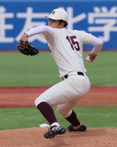 明大対早大　力投する早大先発の高橋煌稀(撮影･水谷安孝)