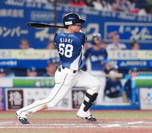 ロッテ対西武　8回表西武無死、安打を放つ岸潤一郎(撮影･鈴木みどり)