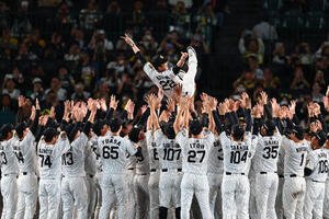 阪神対広島　優勝セレモニーでナインから胴上げされる阪神藤川球児監督(撮影･加藤哉)
