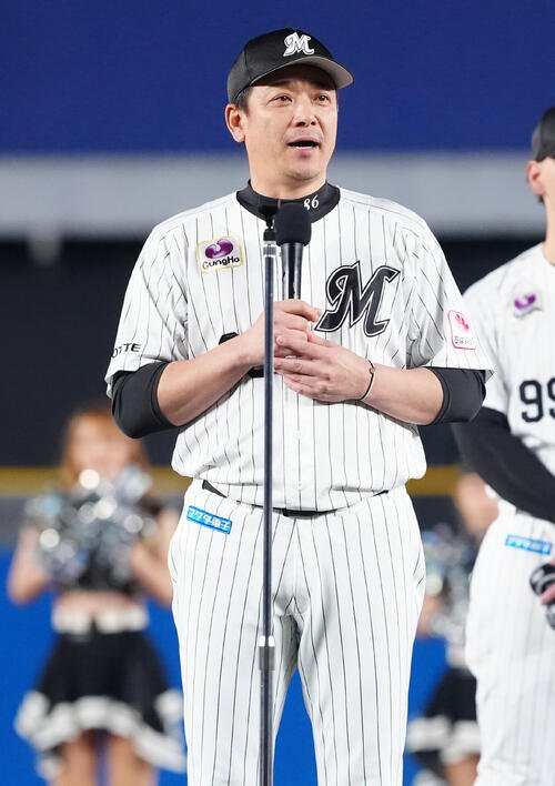 ロッテ対西武　最終戦セレモニーであいさつするロッテのサブロー監督(撮影･鈴木みどり)