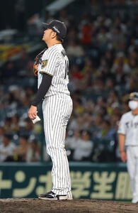 阪神対広島　7回2番手で登板する岩貞祐太はマウンドで深呼吸をする(撮影･上田博志)