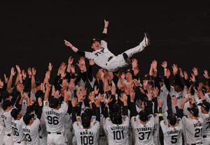 セ･リーグ優勝の表彰式でナインから胴上げされる阪神藤川球児監督(撮影･上山淳一)
