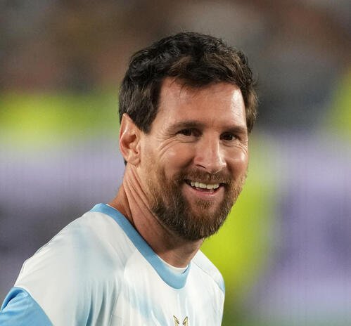 代表引退試合を前に笑顔を見せるアルゼンチン代表のメッシ(AP)
