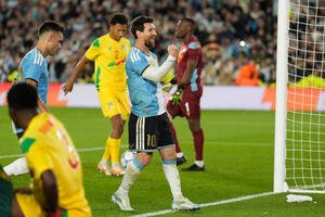 アルゼンチン代表として最後の試合でPKを決め喜ぶメッシ(AP)