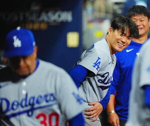 ブレーブス対ドジャース　2回表ドジャース　7回裏ブレーブスの攻撃を無失点に抑えたドジャース山本由伸(右)はデーブ･ロバーツ監督(左)から手荒い祝福を受け笑顔を見せる(撮影･垰建太)