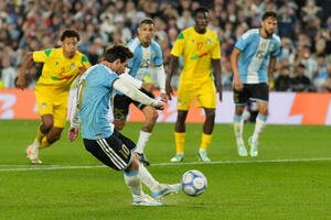 アルゼンチン代表として最後の試合でPKを決めるメッシ(AP)