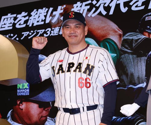 侍ジャパン出場予定選手発表会見に登壇し笑顔でガッツポーズをする侍ジャパントップチーム井口資仁監督(撮影･増田悦実)