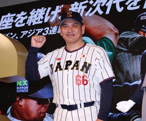 侍ジャパン出場予定選手発表会見に登壇し笑顔でガッツポーズをする侍ジャパントップチーム井口資仁監督(撮影･増田悦実)