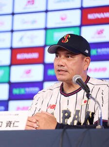 侍ジャパン出場予定選手発表会見に登壇し話をする侍ジャパン井口資仁監督(撮影･増田悦実)
