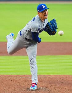 ブレーブス対ドジャース　声をあげ力投するドジャース先発山本由伸(撮影･垰建太)