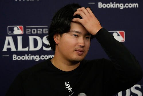 ガーディアンズとの第3戦を控え、練習前に行われた記者会見で報道陣の取材に応じたホワイトソックス村上宗隆(AP)