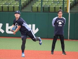 山口トレーナー(右)が状態確認する中でキャッチボールする西武隅田(撮影･金子真仁)