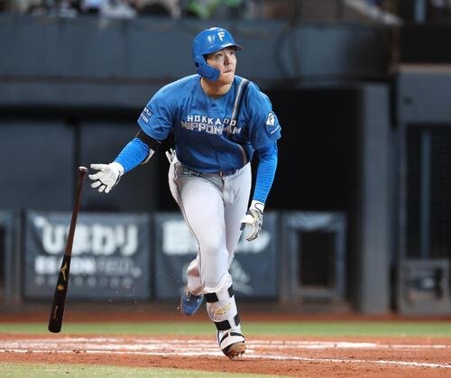 日本ハム紅白戦　8回表紅組1死一塁、2点本塁打を放つ柴田獅子(撮影･黒川智章)