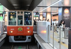 梅田駅に入線した阪神連覇のラッピングトレイン(撮影･和賀正仁)
