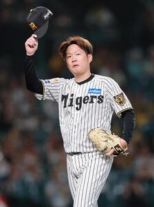 阪神対広島　2回表広島1死、現役引退の登板を終えた阪神西勇輝をスタンドの声援に応える(撮影･上山淳一)