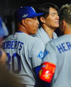 ブレーブス対ドジャース　7回裏ブレーブスの攻撃を無失点に抑えたドジャース山本由伸(右)はデーブ･ロバーツ監督からねぎらいを受け小突かれる(撮影･垰建太)