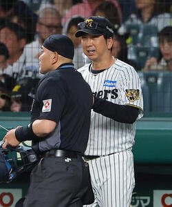阪神対広島　選手交代を告げる藤川球児監督(撮影･上田博志)