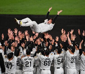 引退セレモニーで胴上げされる西勇輝(撮影･石井愛子)