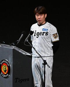 引退セレモニーであいさつをする阪神西勇輝(撮影･石井愛子)