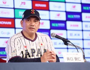 侍ジャパン出場予定選手発表会見に登壇し話をする侍ジャパン井口資仁監督(撮影･増田悦実)