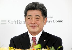 ソフトバンクの監督退任会見で笑顔を見せる工藤公康氏=2021年